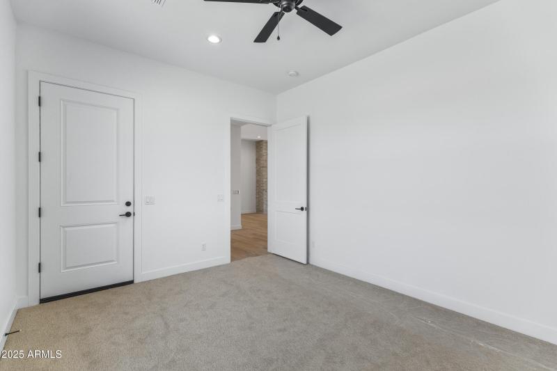 3933 E Freeman Ln-26