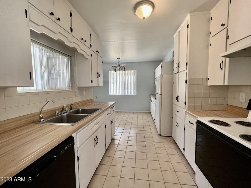 KITCHEN & DINING AREA