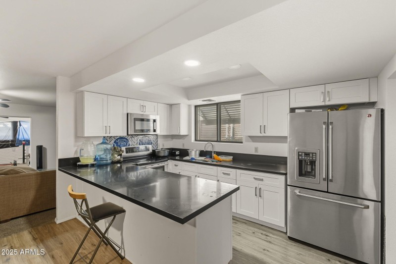 large-019935a7-4034-73c9-bbea-6da9c49407