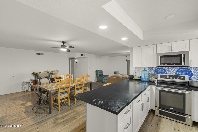 large-019935a7-4128-71b0-80f1-9425875e70