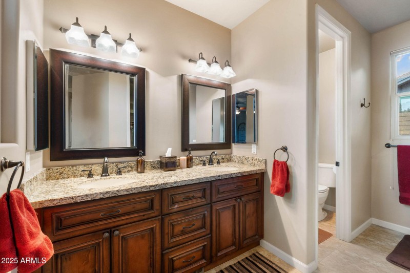 32-Primary Bathroom (1)