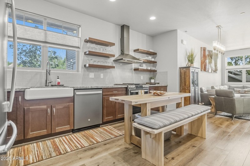 Open shelving & Farm style sink
