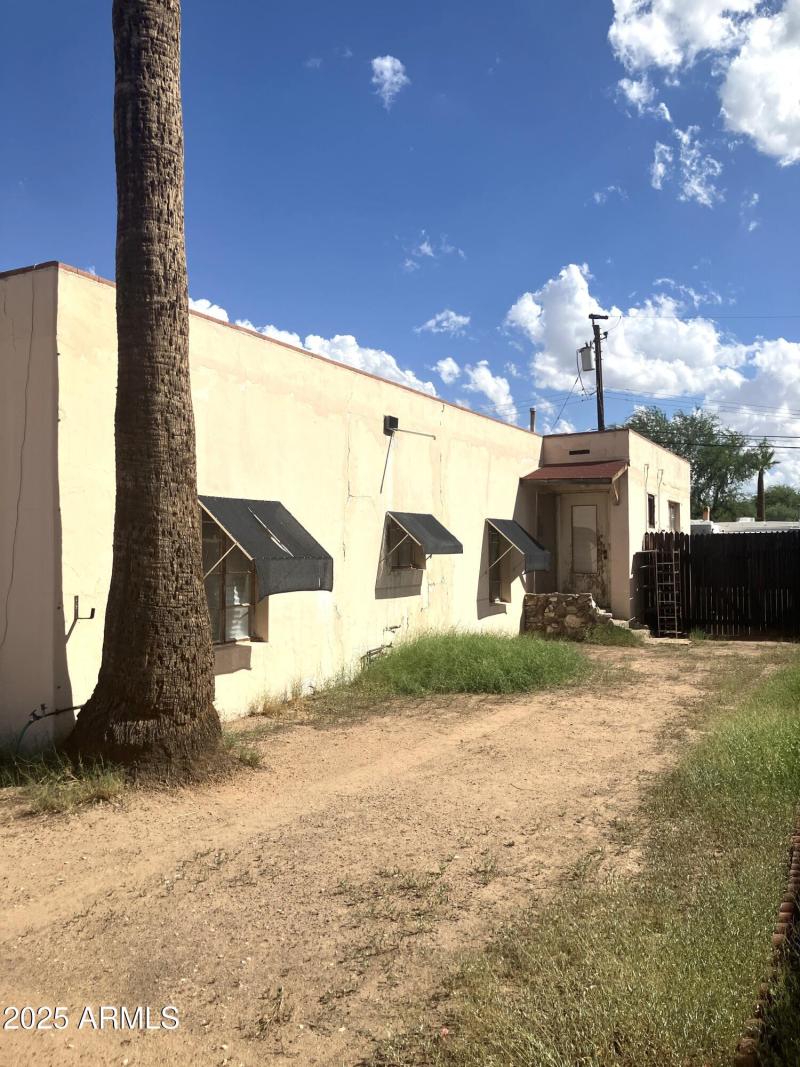 Right Side of 1637 E Roma Ave