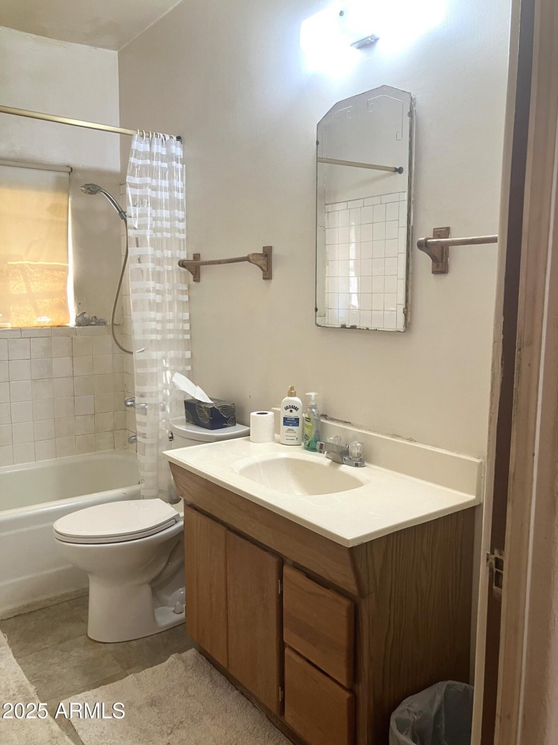 Master Bath off Hallway