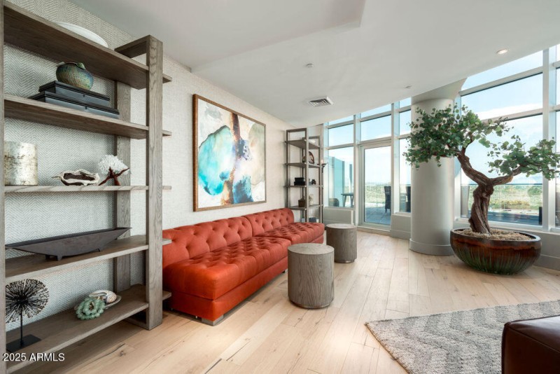 Sitting area off entry