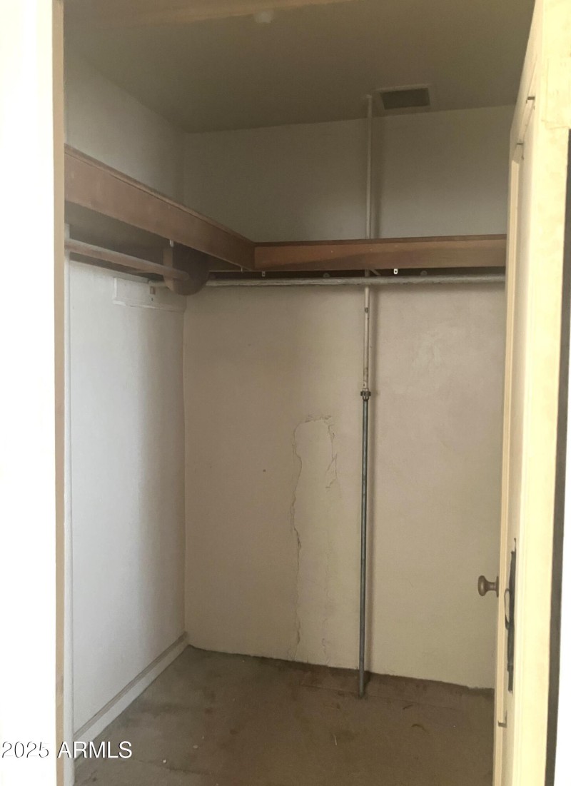 MIL Walk-In Closet