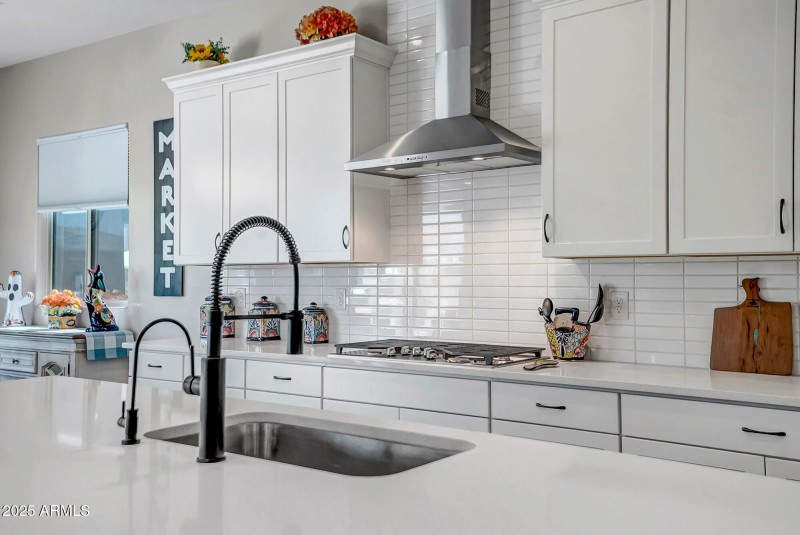 Kitchen - Gas Stovetop!