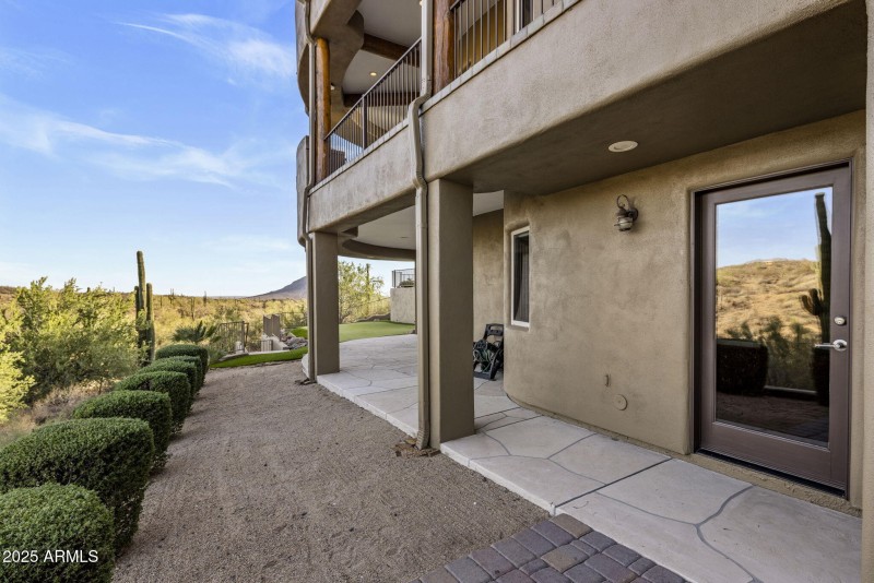 LL side patio