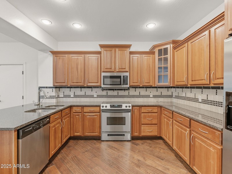 large-019940ae-f2c2-7066-9667-908613a7eb