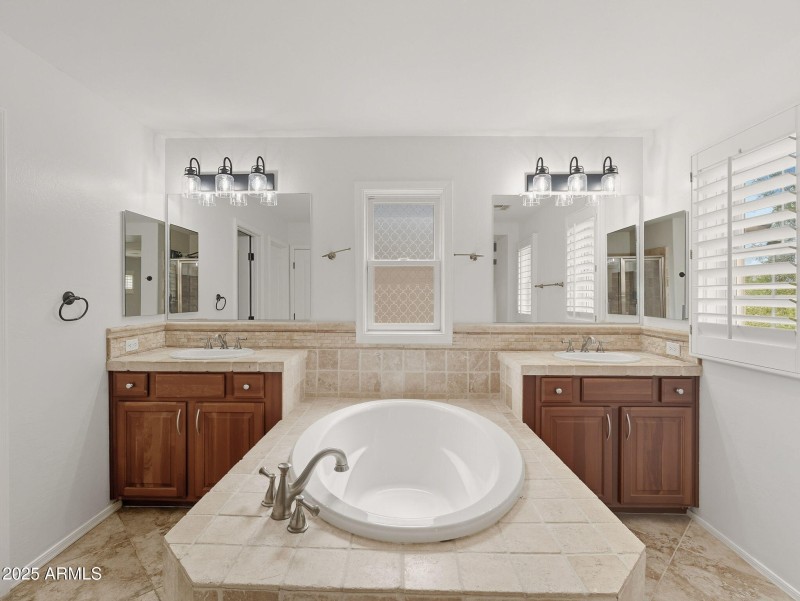 large-019940ae-f51b-72bd-864a-a073fd9083