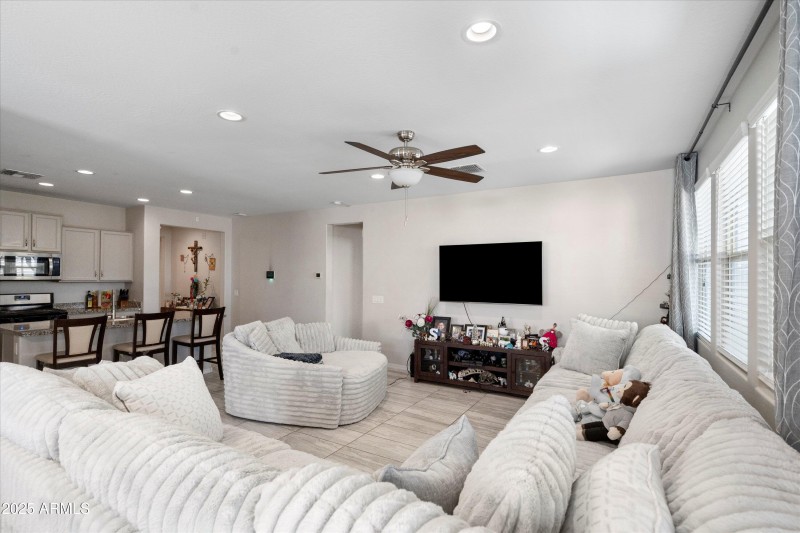 05-Family Room to Kitchen