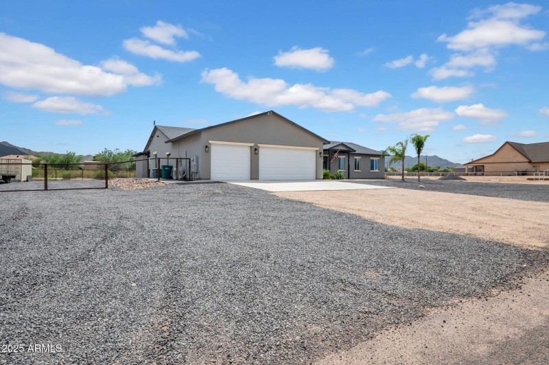 2-web-or-mls-19707 E Happy Rd-2