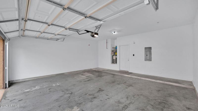 Oversized 2-car Garage