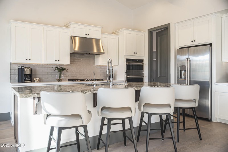 4 FULL KITCHEN
