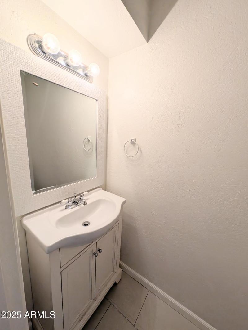 Palomino half bath 1