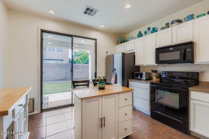 3323 E. Oakland St - Web Quality - 014 -