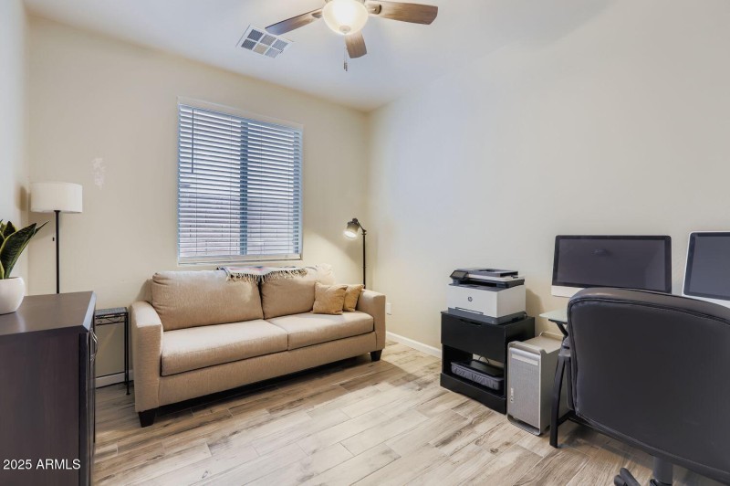 3323 E. Oakland St - Web Quality - 023 -