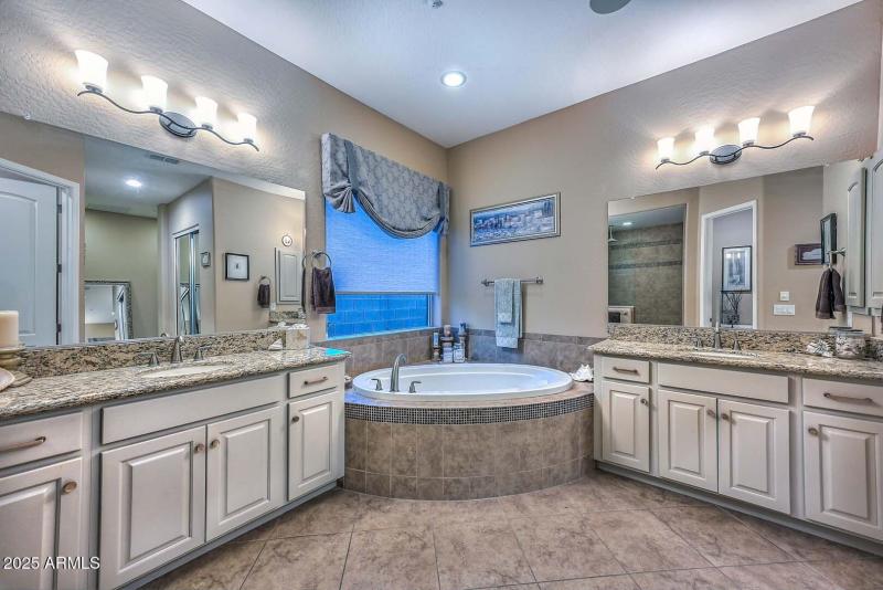 Dual Sinks - Soaker tub