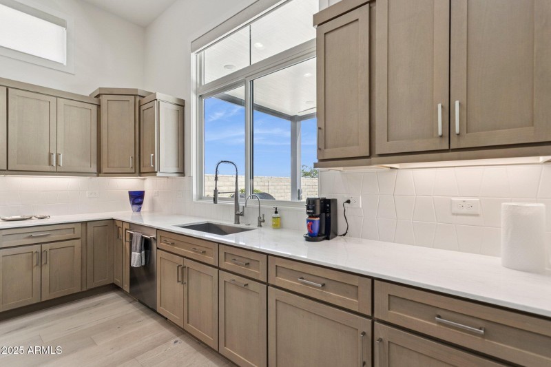 21-web-or-mls-12885-e-rosewood-dr