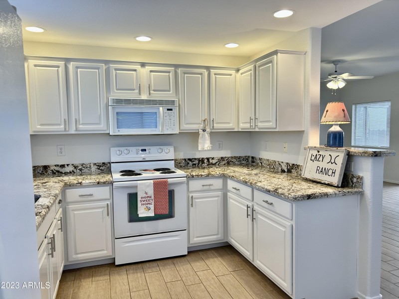 LIGHT & BRIGHT KITCHEN