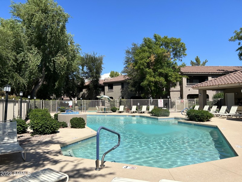 RESORT STYLE COMM POOL