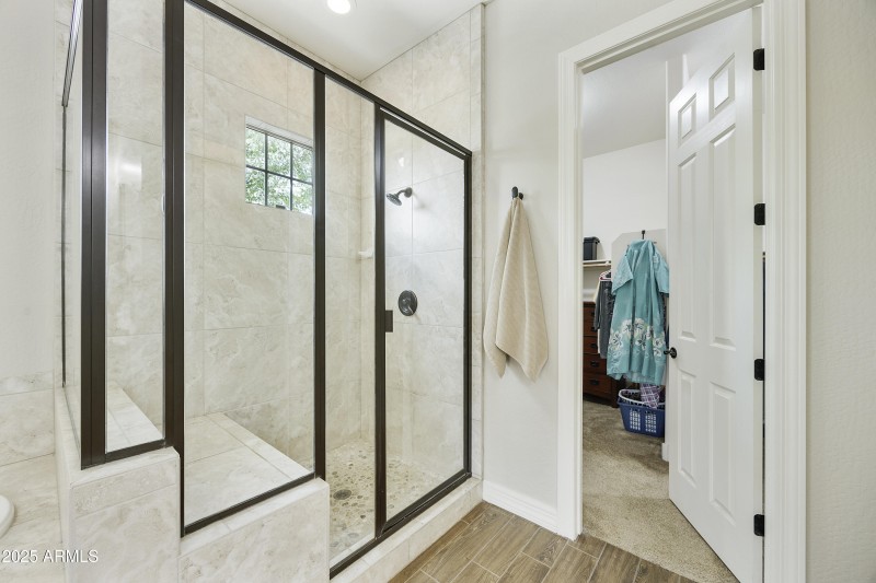 Walkin shower with bench!