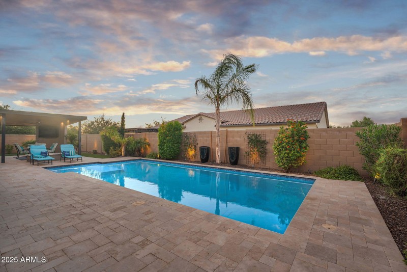 TRAVERTINE DECKING