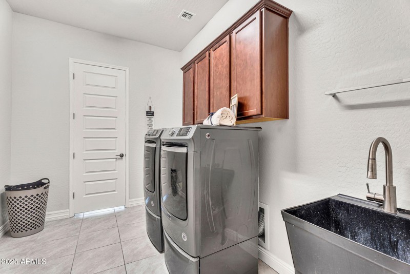 LARGE LAUNDRY