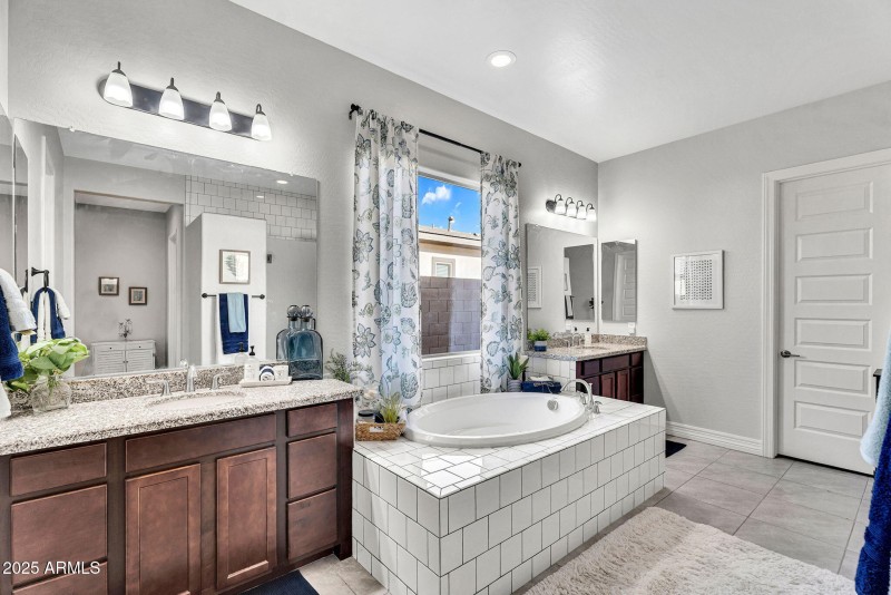 SOAKING TUB W/ JETS
