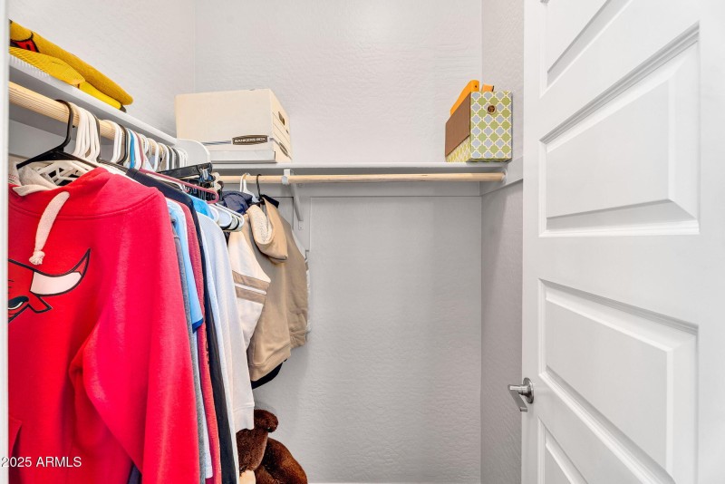 WALK-IN CLOSET