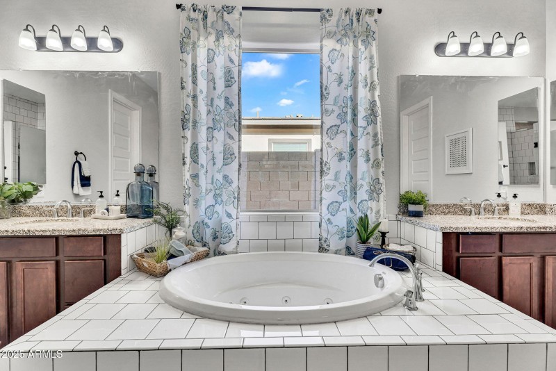 SOAKING TUB W/ JETS