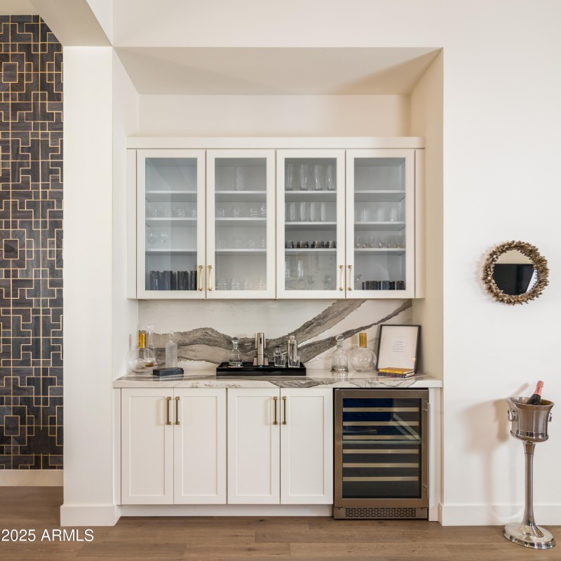 10 W Frier Dr (5).jpg-FULL