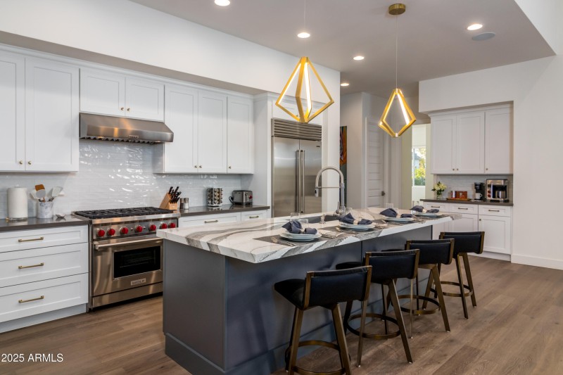 10 W Frier Dr (14).jpg-FULL