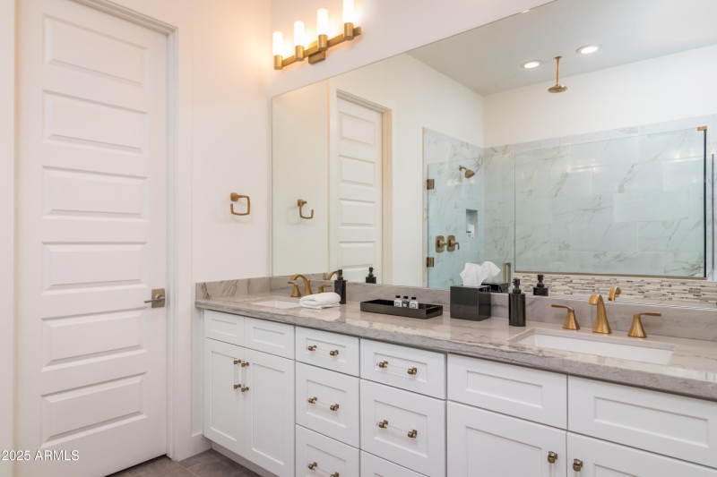 10 W Frier Dr (21).jpg-FULL