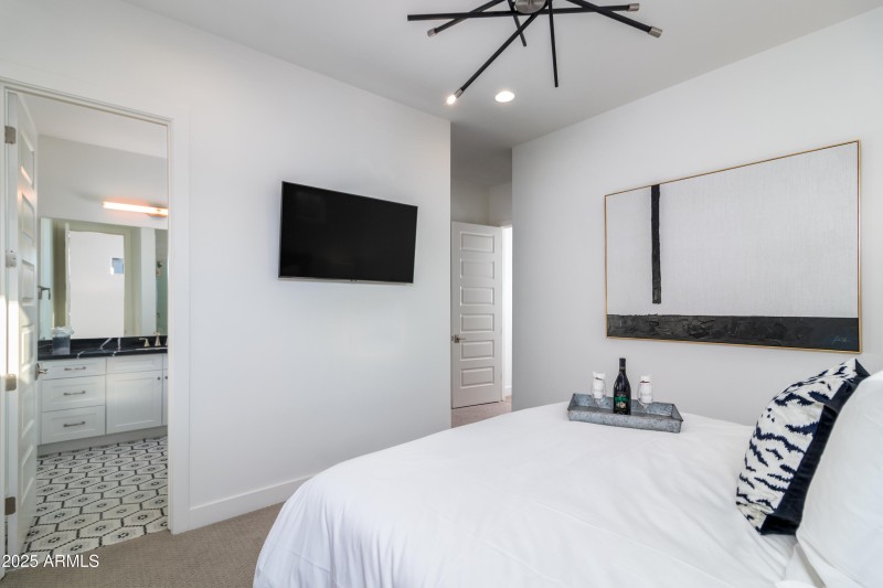 10 W Frier Dr (24).jpg-FULL