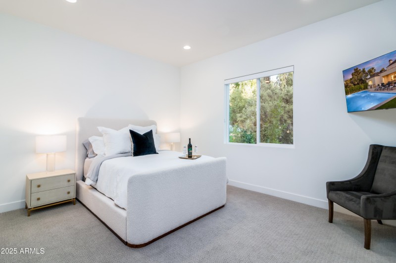 10 W Frier Dr (26).jpg-FULL