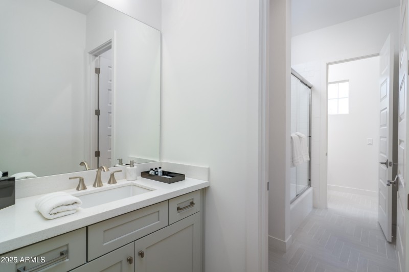 10 W Frier Dr (28).jpg-FULL