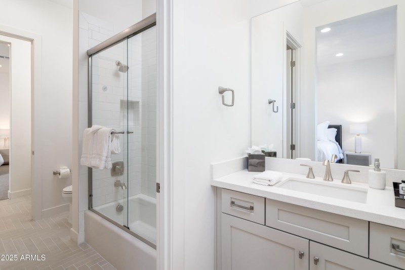 10 W Frier Dr (29).jpg-FULL