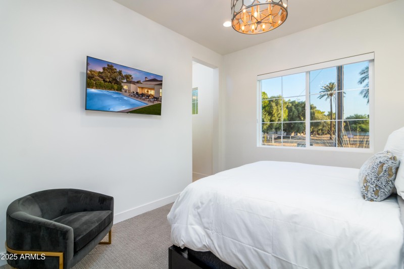 10 W Frier Dr (31).jpg-FULL