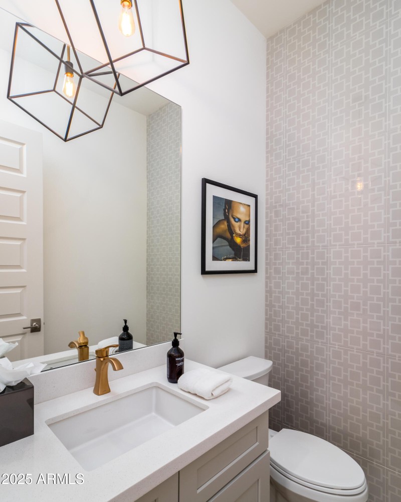 10 W Frier Dr (32).jpg-FULL