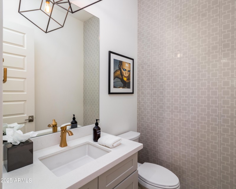 10 W Frier Dr (33).jpg-FULL