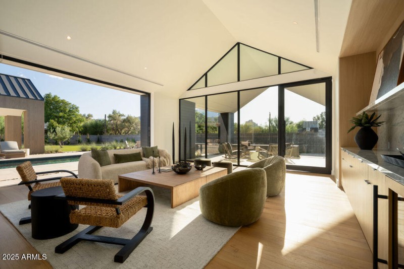 Entry/Living Room