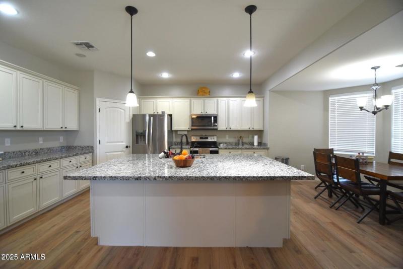 20250318235935784280000000-o