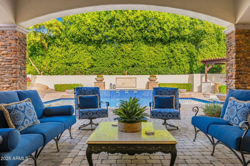 cover patio lounge