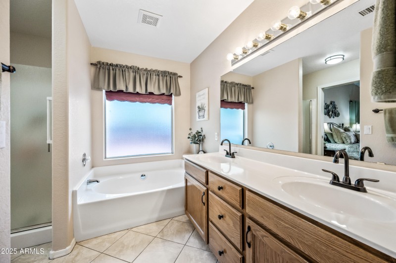 24-20957N107D-ocupix