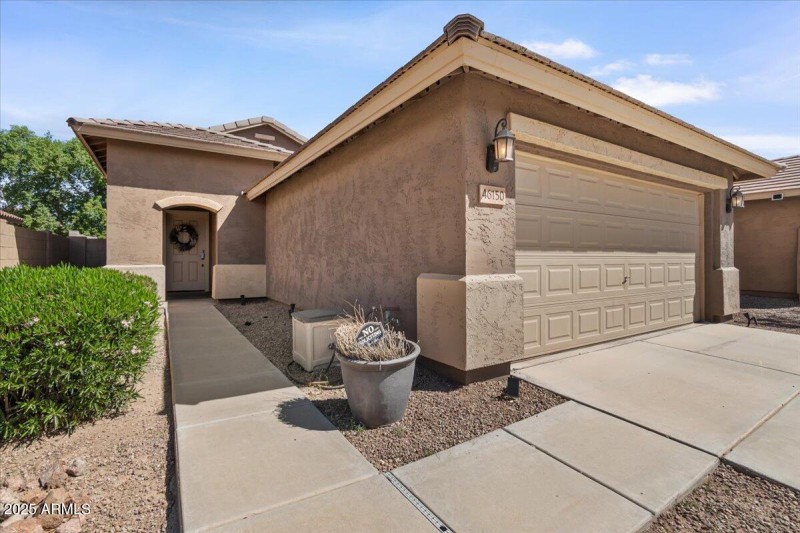 04-Front walkway