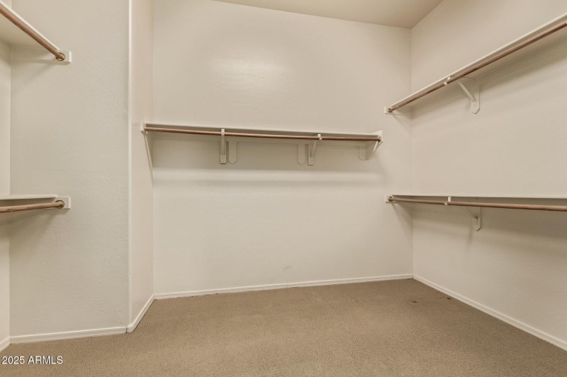 WALK-IN CLOSET