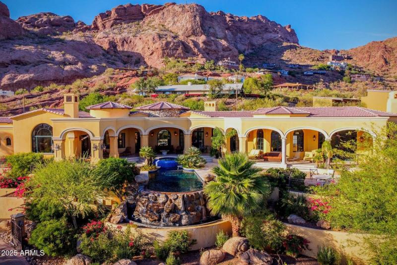 CAMELBACK MOUNTAIN HILLSIDE 1-Level Home