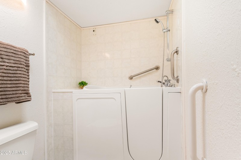 SECONDARY BATHROOM WALK IN TUB