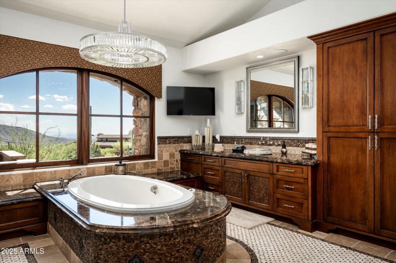 Owners Suite Bath Tub